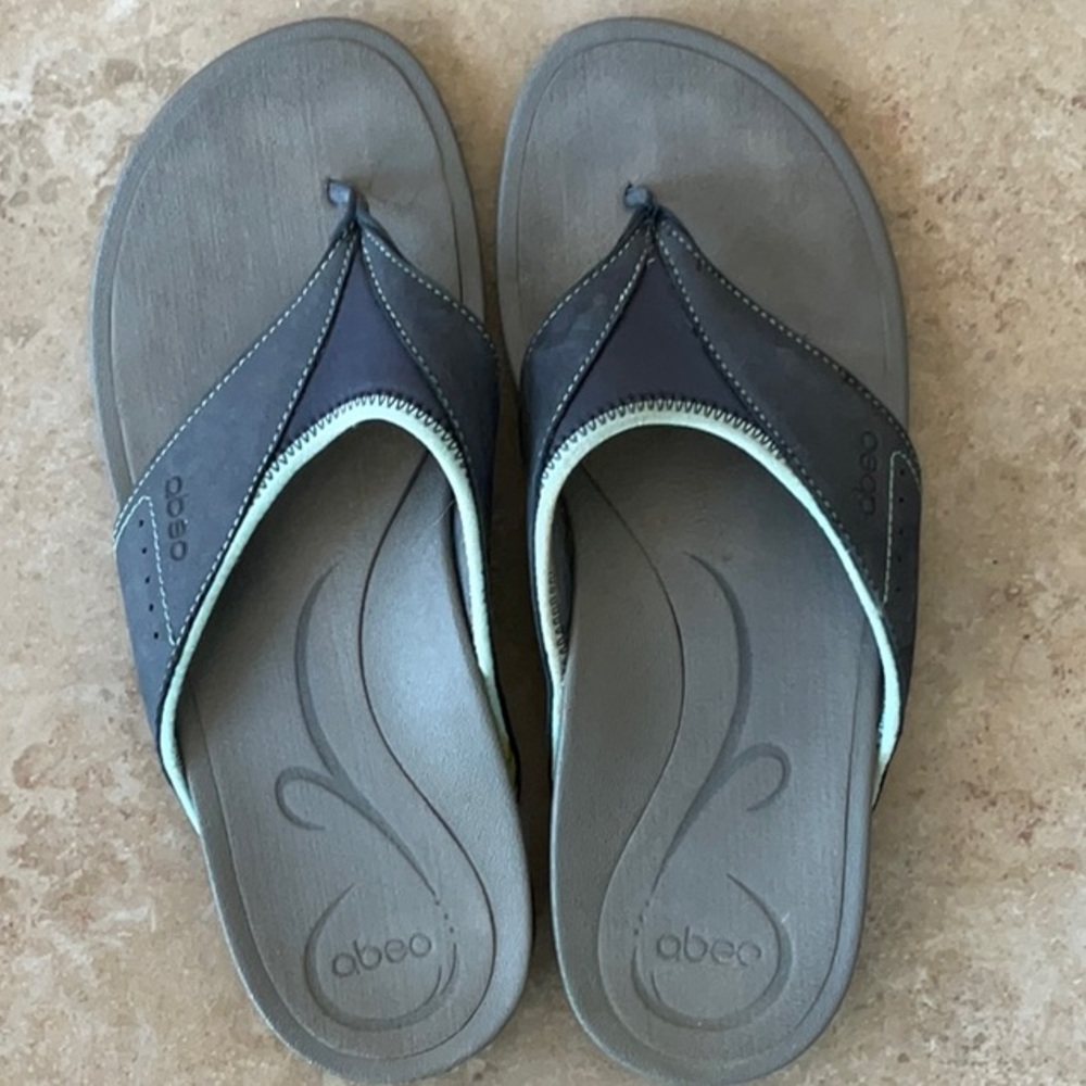 Abeo womens ‘Balboa’ thong style sandals, size 8.